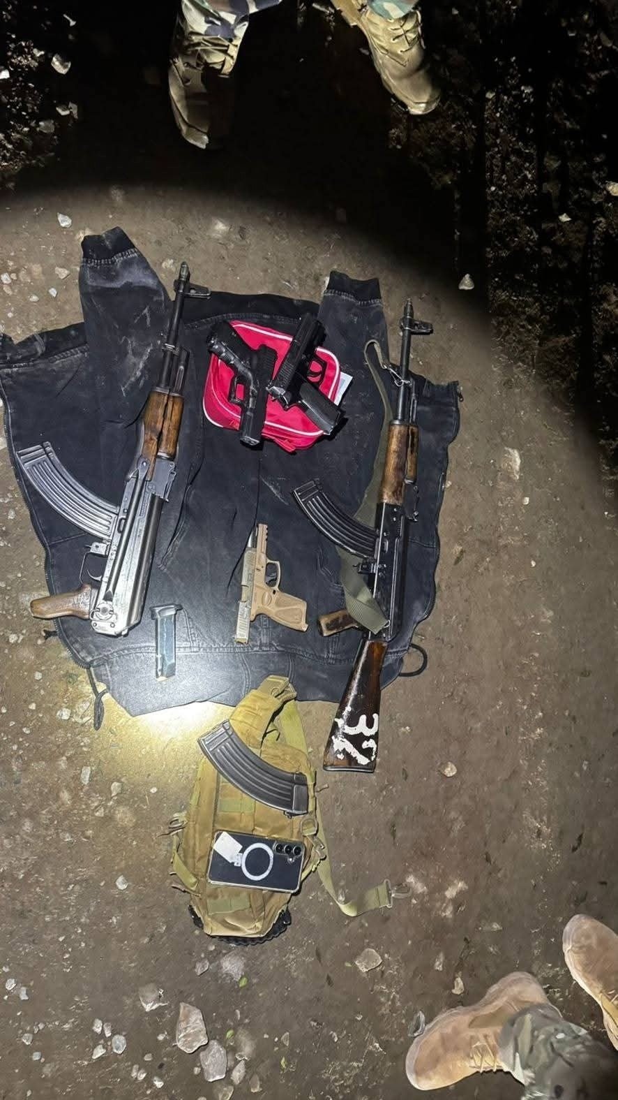 Armamento de policías detenidos por presunta extorsión y secuestro en Pataz.