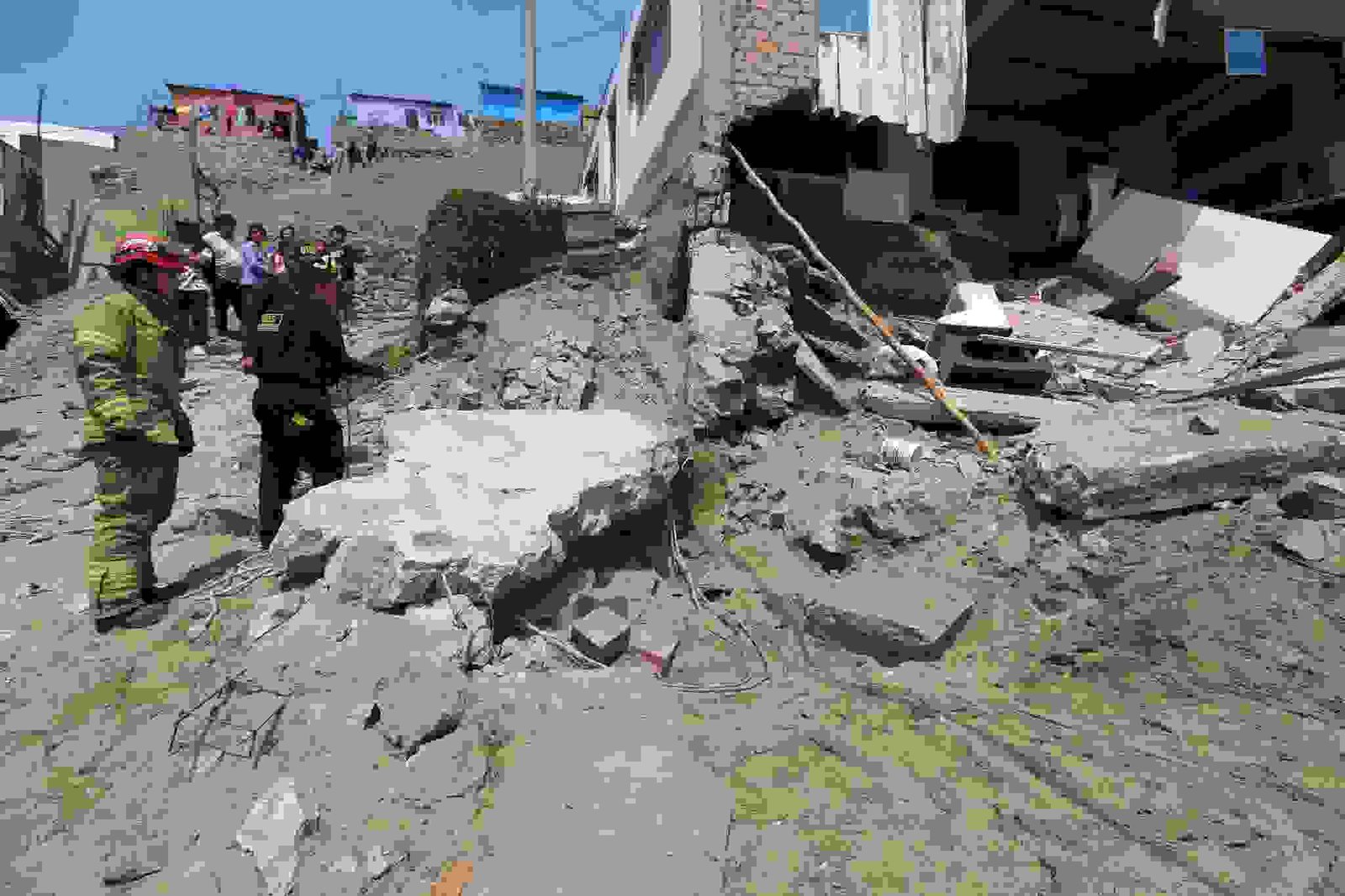 Archivo tipo Imagen sobre: Derrumbe en Ancón agosto 2025: Tragedia y Respuesta Inmediata de la comunidad, PNP, Bomberos y Serenazgo. 