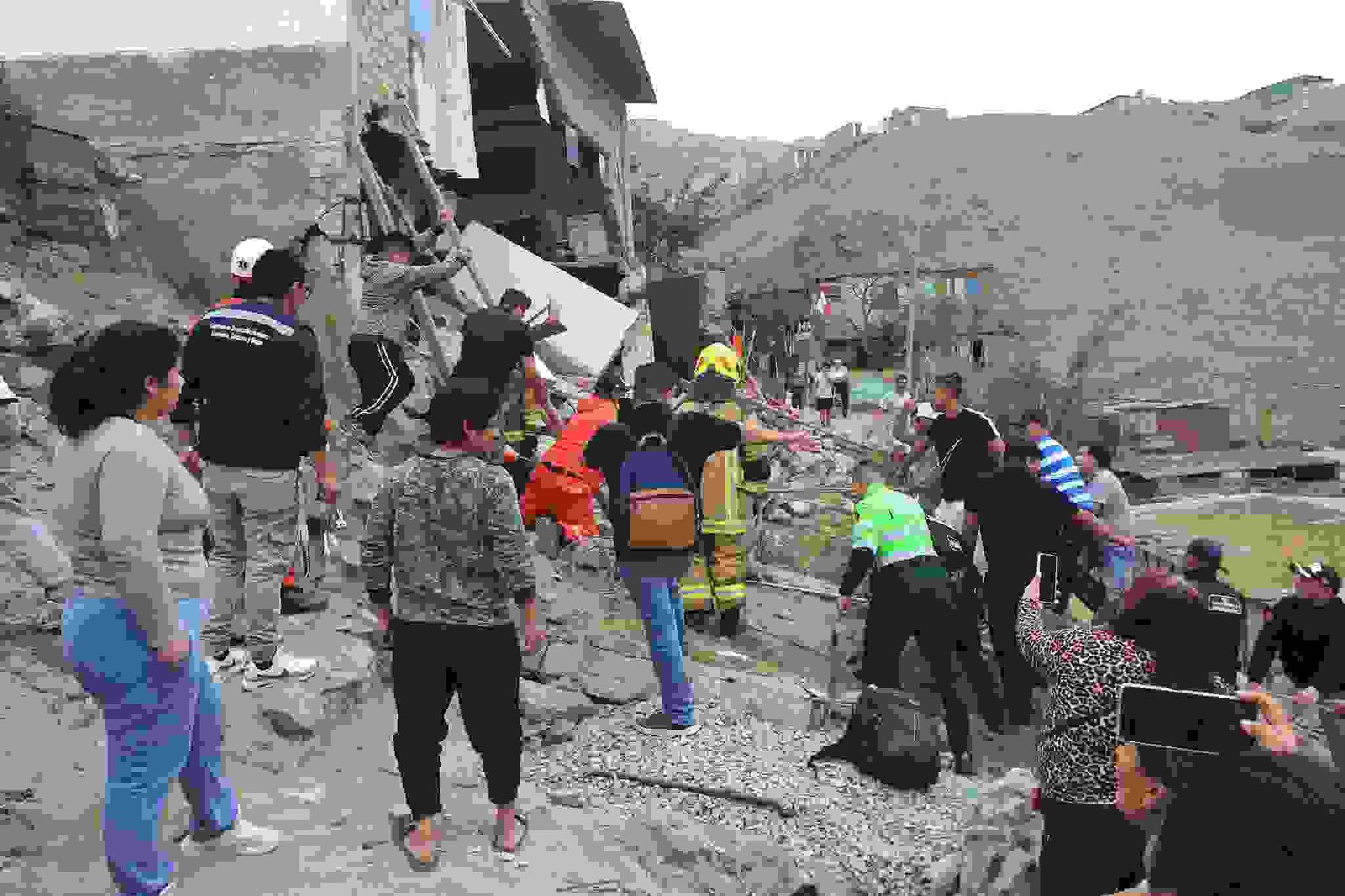 Archivo tipo Imagen sobre: Derrumbe en Ancón agosto 2025, ayuda de la comunidad, policia, bomberos y serenazgo.
 