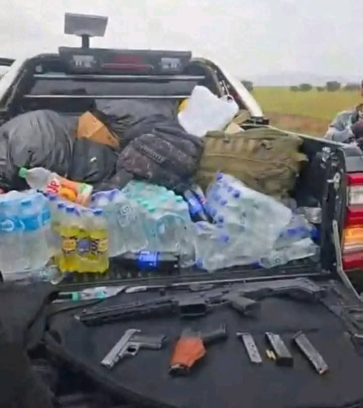Archivo tipo Imagen sobre: Camioneta de alcalde de pataz, comitiva del alcalde transportaba armas ilegales 