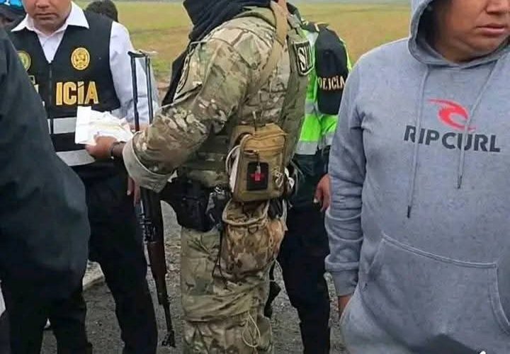 Archivo tipo Imagen sobre: Camioneta del alcalde de pataz y trabajadores de alcaldía son encontrados con armas de fuego ilegales. 