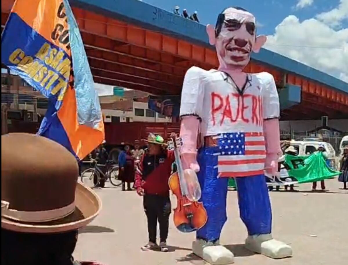 Puno: Población indignada quema a Pajerín, muñeco gigante del presidente José Jerí